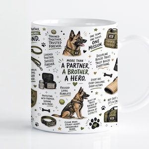 Puede incluir: Una taza de cerámica blanca con ilustraciones de pastores alemanes con equipo táctico K9, junto con varios accesorios como correas, chalecos y bolsas. El texto dice: More than a partner, a brother, a hero, y otras frases.