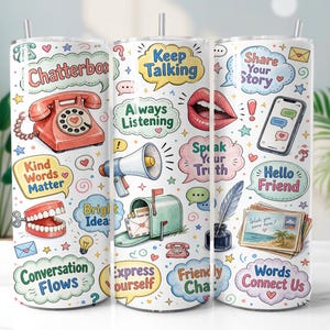 Peut inclure: Un gobelet cylindrique avec une paille présentant un fond blanc couvert d'illustrations colorées d'un téléphone rouge, d'un mégaphone, d'une boîte aux lettres, d'un smartphone et de bulles avec du texte comme Chatterbox et Hello Friend.