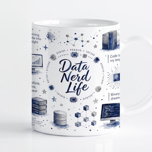 Puede incluir: Una taza de cerámica blanca con ilustraciones en azul estilo acuarela de hardware informático, microchips y código binario. El texto central dice Data Nerd Life, rodeado de iconos de servidores, monitores y estructuras de datos.