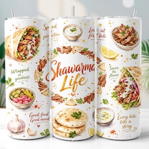 Puede incluir: Un vaso cilíndrico blanco con un estampado gráfico colorido de wraps de shawarma, pan de pita, cuencos de salsa, ajo y rodajas de limón. El texto dice Shawarma Life, Wrapped in goodness, Spiced to perfection, Love at first bite, Savor the flavor, Good food Good mood y Every bite tells a story.