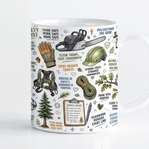 Könnte beinhalten: Ein weißer Keramikbecher mit einem bunten Muster aus Sicherheitsausrüstung wie Kettensäge, Schutzhelm, Arbeitshandschuhen, Klettergurt und Seil. Das Design enthält Texte wie Safety First, Think Safe, Work Safe, Home Safe und Safety Notes.