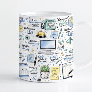 Op de afbeelding: Een witte keramische mok met een kleurrijk patroon van kantoorillustraties, waaronder een draaischijftelefoon, computer, bureau-bel, vetplant en diverse kantoorartikelen, vergezeld van motiverende tekstzinnen zoals First Impressions Matter.