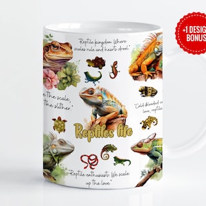 Może przedstawiać: Biały kubek ceramiczny z kolorową ilustracją różnych gadów, w tym zielonego legwana, kameleona, żółwia i węża. Kubek ma nadrukowany tekst "Reptile kingdom Where scales rule and hearts drool" i "Reptiles life".