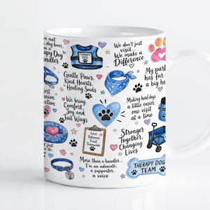 Könnte beinhalten: Ein weißer Keramikbecher mit einem bunten Muster aus Illustrationen und Texten zum Thema Therapiehund. Die Grafiken zeigen eine blaue Weste, ein Halstuch, ein Halsband, Pfotenabdrücke, Herzen und Sterne sowie verschiedene Textphrasen.