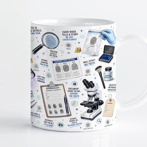 Pode incluir: Uma caneca de cerâmica branca com tema de ciência forense, apresentando ilustrações de uma lupa, microscópio, prancheta de exame de impressões digitais, saco de evidências, pó e o texto Every ridge tells a story.