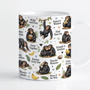 Op de afbeelding: Een witte keramische mok met een herhalend patroon van chimpansees in verschillende houdingen, waaronder zittend, hangend aan lianen en etend van bananen. Het ontwerp bevat kleine illustraties van bladeren, sterren, hartjes en tekst.