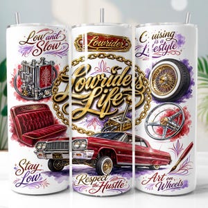 Può includere: Un bicchiere cilindrico bianco con tema lowrider che include un'auto rossa, un sedile a panchetta rosso, una ruota a raggi, un volante e catene dorate. Il testo include Low and Slow, Lowrider Life, Cruising is a Lifestyle, Stay Low, Respect the Hustle e Art on Wheels.