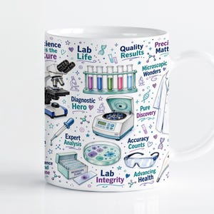 Könnte beinhalten: Ein weißer Keramikbecher mit einem bunten Motiv zum Thema Labor. Die Illustrationen zeigen ein Mikroskop, Reagenzgläser, eine Zentrifuge, eine Petrischale, eine Schutzbrille und einen Laborkittel, ergänzt durch Schriftzüge wie Lab Life.