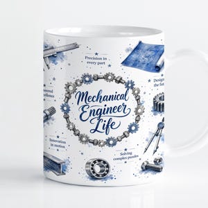 Puede incluir: Una taza de cerámica blanca con ilustraciones en acuarela azul de herramientas de ingeniería mecánica, engranajes y planos. El texto dice Mechanical Engineer Life, Precision in every part, Engineered excellence, Innovation in motion y Solving complex puzzles.