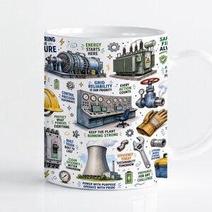 Könnte beinhalten: Ein weißer Keramikbecher mit einer detaillierten Illustration von Kraftwerksausrüstung, darunter eine Turbine, ein Transformator, ein Bedienfeld, ein Kühlturm und Werkzeuge, ergänzt durch den Text Grid Reliability.