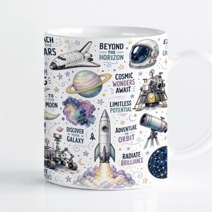Pode incluir: Uma caneca de cerâmica branca com um padrão espacial colorido apresentando um foguete, um vaivém espacial, um capacete de astronauta, um planeta com anéis, um módulo lunar, um telescópio e um rover. O texto inclui Reach the Stars e Cosmic Wonders Await.