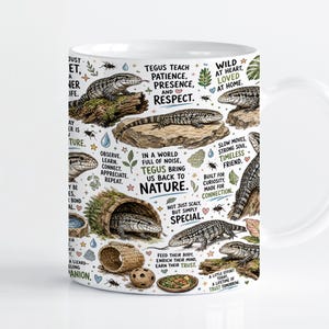 Può includere: Una tazza in ceramica bianca con un motivo ripetuto di illustrazioni di lucertole tegu in varie pose, tra cui appoggiate su tronchi e rocce. Il design include piccole icone di insetti, foglie e gocce d'acqua, insieme a del testo.