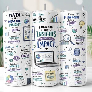 Op de afbeelding: Een witte cilindrische beker met een kleurrijk data-analyse thema. Het ontwerp bevat een laptop, grafieken en motiverende teksten zoals 'I turn data into insights' in blauwe, paarse en groenblauwe typografie.