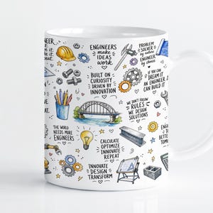 Könnte beinhalten: Ein weißer Keramikbecher mit einem bunten Muster aus Illustrationen und Texten zum Thema Ingenieurwesen, darunter ein gelber Schutzhelm, eine Brücke, eine Glühbirne, Zahnräder, Werkzeuge und Sprüche wie Engineers make ideas work.