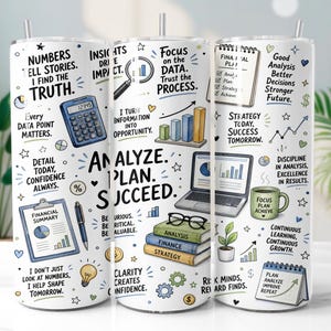 Peut inclure: Un gobelet cylindrique blanc orné d'illustrations colorées d'icônes d'analyse de données et d'affaires, incluant une calculatrice, un ordinateur portable, des livres et des graphiques, avec des textes comme "Analyze. Plan. Succeed."