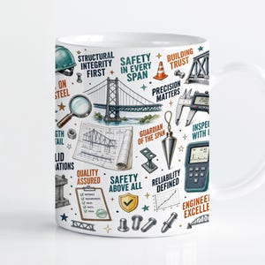 Puede incluir: Una taza de cerámica blanca con un patrón colorido de temática de ingeniería. Las ilustraciones incluyen un puente colgante, planos, un casco de seguridad, un calibrador, una plomada y un portapapeles. El texto incluye "Structural Integrity First", "Safety in Every Span", "Precision Matters", "Quality Assured" y "Engineering Excellence".