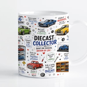 Puede incluir: Una taza de cerámica blanca con un collage colorido de varios coches de juguete, incluyendo un deportivo azul, un coche verde y una camioneta roja. El texto dice Diecast Collector, Built on Passion, Driven by Joy.