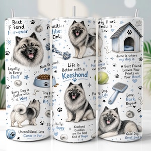Pode incluir: Um copo cilíndrico branco com ilustrações de cães Keeshond, uma casota, uma taça de comida, uma bola de ténis e uma escova. O design inclui texto azul e preto como Best Friend For-ever, Life is Better with a Keeshond e Home is where my dog is, juntamente com pegadas e estrelas.