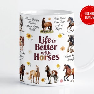 Puede incluir: Taza de cerámica blanca con un diseño colorido que presenta caballos y el texto "Life is Better with Horses". La taza tiene un asa marrón y un fondo blanco.