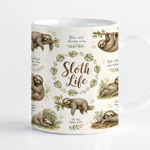 Puede incluir: Una taza de cerámica blanca con un patrón repetitivo de perezosos marrones en varias posiciones de descanso, hojas tropicales verdes y el texto "Sloth Life" en el centro, rodeado de frases como "Slow and steady wins" y "Do less, enjoy more."