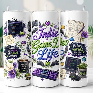 Könnte beinhalten: Ein weißer zylindrischer Becher mit einem bunten Grafikdruck mit dem Text Indie Game Dev Life, Fueled by coffee and pixel dreams und Building worlds one line at a time, sowie Pixel-Art von Controllern, einer Tastatur und einem Laptop.