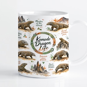Könnte beinhalten: Ein weißer Keramikbecher mit mehreren Illustrationen von Komodowaranen in verschiedenen Posen. Der zentrale Text lautet Komodo Dragon Life, umgeben von einem kreisförmigen Kranzdesign. Zusätzlicher Text umfasst Master of the island, Ancient prehistoric power und Survivor since forever.