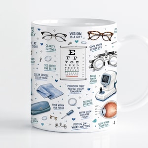 Puede incluir: Una taza de cerámica blanca con un patrón repetitivo de ilustraciones sobre optometría, que incluye gafas, una tabla optométrica, un foróptero, un autorrefractómetro y un ojo anatómico, junto con frases motivadoras como Vision Is A Gift.