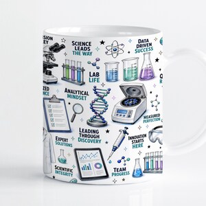 Op de afbeelding: Een witte keramische mok met een kleurrijk wetenschappelijk patroon met een microscoop, DNA-streng, centrifuge, bekers en reageerbuisjes. De tekst bevat Science Leads The Way, Lab Life, Analytical Mindset, Leading Through Discovery en Scientific Integrity.