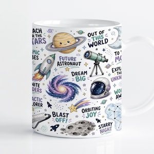 Könnte beinhalten: Ein weißer Keramikbecher mit einem bunten Weltraummuster, das Planeten, eine Rakete, ein Teleskop, einen Astronautenhelm, eine Galaxie und den Mond zeigt. Der Text umfasst "Reach for the stars", "Out of this world", "Future astronaut", "Dream big", "Blast off", "Orbiting joy" und "Starry night".