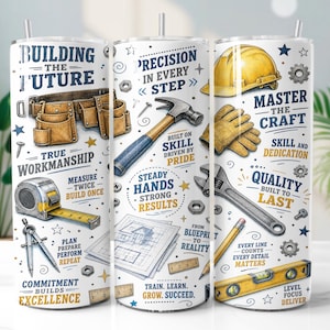 Pode incluir: Um copo cilíndrico com fundo branco e ilustrações de ferramentas de construção, incluindo um martelo, fita métrica, nível e plantas. O texto inclui "Building the Future", "Precision in Every Step" e "Master the Craft".