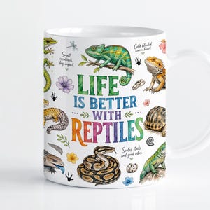 Könnte beinhalten: Ein weißer Keramikbecher mit einer farbenfrohen Illustration verschiedener Reptilien, darunter ein Chamäleon, eine Schlange, eine Schildkröte und eine Eidechse. Der Text lautet "LIFE IS BETTER WITH REPTILES" sowie "Small creatures, big impact," "Cold blooded, warm heart," und "Scales, tails and good vibes."