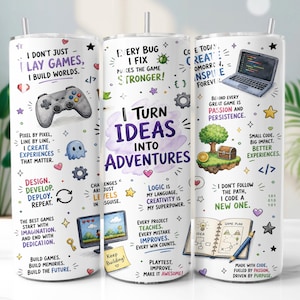 Op de afbeelding: Een witte cilindrische beker met kleurrijke illustraties van een gamecontroller, een laptop, een schatkist en een notitieboek. Het ontwerp bevat motiverende teksten over coderen en gamen, zoals I Turn Ideas Into Adventures, in diverse lettertypes.