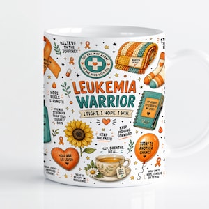 Può includere: Una tazza in ceramica bianca con una stampa grafica colorata con il testo LEUKEMIA WARRIOR I FIGHT. I HOPE, I WIN. Il design include illustrazioni di un girasole, una tazza da tè, un taccuino, una coperta, un palloncino arancione e nastri.