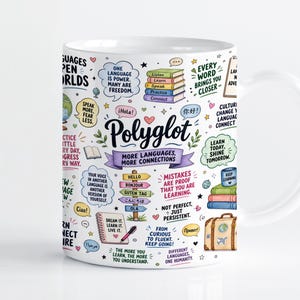Puede incluir: Una taza de cerámica blanca con una colorida ilustración dibujada a mano con el texto Polyglot, More Languages, More Connections, y varias frases motivadoras sobre el aprendizaje de idiomas, junto a iconos de libros, un globo terráqueo y una maleta.