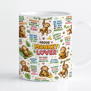 Op de afbeelding: Een witte keramische mok met een kleurrijk patroon van cartoonapen, bananen en groene bladeren. De tekst luidt PROUD MONKEY LOVER samen met diverse zinnen zoals BE SILLY, BE HAPPY, BE YOU, BE LIKE A MONKEY en STAY WILD, STAY FREE.