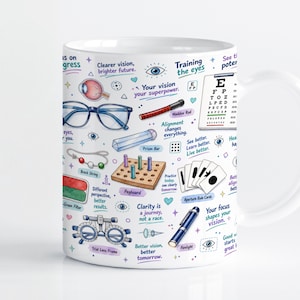 Könnte beinhalten: Ein weißer Keramikbecher mit farbenfrohen Illustrationen von Optometrie-Instrumenten wie Brillen, einer Sehtafel, einem Steckbrett, einer Messbrille und einer Stiftleuchte, ergänzt durch motivierende Textphrasen über das Sehen und die Augengesundheit.