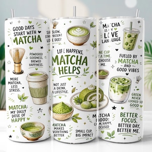 Puede incluir: Un vaso cilíndrico blanco con texto e ilustraciones en verde relacionados con el matcha. Los gráficos incluyen un batidor de bambú, cuencos de matcha, un latte de matcha, un pastel de rollo de matcha y frases como Good Days Start With Matcha.