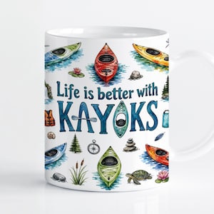 Könnte beinhalten: Ein weißer Keramikbecher mit einem bunten Muster aus verschiedenen Kajaks, Wasser, Kiefern, Steinen, einer Schildkröte und Seerosen. Der Text "Life is better with KAYAKS" ist mittig aufgedruckt, wobei ein Kajak den Buchstaben A ersetzt.