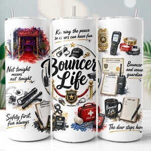 Può includere: Un bicchiere cilindrico bianco con un design grafico avvolgente che presenta illustrazioni di attrezzature di sicurezza, tra cui una torcia, una radio, manette, un kit di pronto soccorso e l'ingresso di un locale notturno, con il testo Bouncer Life.