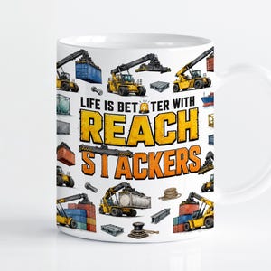 Puede incluir: Una taza de cerámica blanca con un patrón repetitivo de vehículos reach stacker amarillos, contenedores de carga y equipo industrial. El texto central dice "LIFE IS BETTER WITH REACH STACKERS" en letras mayúsculas amarillas y naranjas.