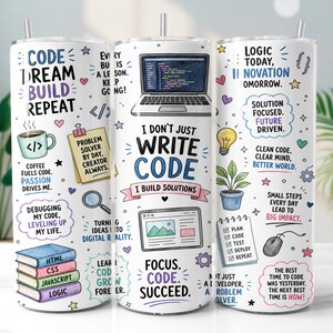 Puede incluir: Un vaso cilíndrico blanco con ilustraciones coloridas y texto relacionado con la programación. Los gráficos incluyen una computadora portátil, una pila de libros etiquetados como HTML, CSS, Javascript y Logic, una bombilla y una lista de verificación.