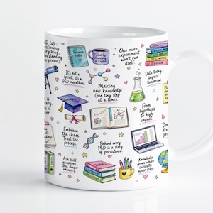 Puede incluir: Una taza de cerámica blanca con un patrón colorido dibujado a mano de iconos académicos y científicos, incluyendo un birrete, microscopio, libros, computadora portátil y tubo de ensayo, intercalados con frases motivacionales.
