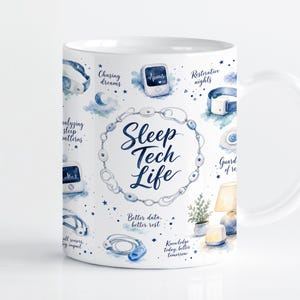 Pode incluir: Uma caneca de cerâmica branca com ilustrações em aguarela azul de tecnologia de monitorização do sono, incluindo sensores, monitores e candeeiros. O texto "Sleep Tech Life" está centrado numa moldura circular, rodeado por frases como "Chasing dreams", "Restorative nights" e "Better data, better rest".