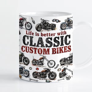 Pode incluir: Uma caneca de cerâmica branca com uma estampa gráfica de várias motocicletas personalizadas, peças mecânicas e o texto Life is better with CLASSIC CUSTOM BIKES em letras pretas e vermelhas. A caneca possui uma alça curva no lado direito.