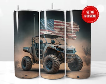 Puede incluir: Un conjunto de tres vasos de acero inoxidable con un diseño de un vehículo todoterreno conduciendo por un paisaje desértico con una bandera estadounidense drapeada sobre el vehículo. El texto "Set of 5 Designs" es visible en la esquina superior derecha de la imagen.