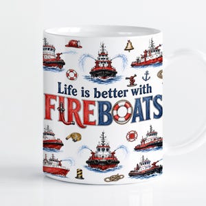 Könnte beinhalten: Ein weißer Keramikbecher mit einem wiederkehrenden Muster aus rot-weißen Feuerlöschbooten, die Wasser spritzen, sowie nautischen und feuerwehrtechnischen Symbolen wie Rettungsringen, Glocken und Ankern. Der Text lautet, Life is better with FIREBOATS.