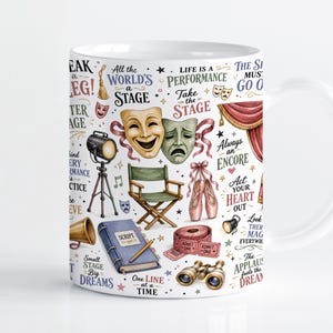 Könnte beinhalten: Ein weißer Keramikbecher mit einem bunten Theatermuster aus Komödien- und Tragödienmasken, einem Regiestuhl, Ballettschuhen, einem Fernglas, einem Skript und Bühnenscheinwerfern. Das Design enthält Schriftzüge wie Break a Leg und All the World's a Stage.