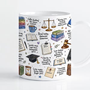 Puede incluir: Una taza de cerámica blanca con un patrón colorido de ilustraciones sobre temas legales, que incluyen una balanza de justicia, un mazo, libros de leyes, un birrete, un reloj de arena y un sobre de pruebas, junto con varias citas motivadoras.