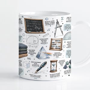 Pode incluir: Uma caneca de cerâmica branca com uma impressão detalhada que envolve o objeto, exibindo ilustrações matemáticas e científicas como um quadro-negro, ábaco, ampulheta, prisma e caneta-tinteiro, acompanhadas de citações e símbolos geométricos.