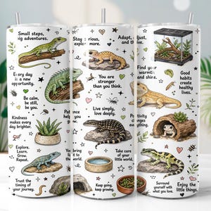 Op de afbeelding: Een witte cilindrische beker met een herhalend patroon van diverse hagedissen, waaronder gekko's en baardagamen, naast illustraties van terraria, boomstammen en vetplanten. Het ontwerp bevat motiverende teksten zoals Small steps, big adventures.